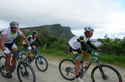 Richard Ussher, Trevor Voyce and Team Jam Sohn (Sam Clark & John Gray) battling it out with lake Waikaremoana in the background